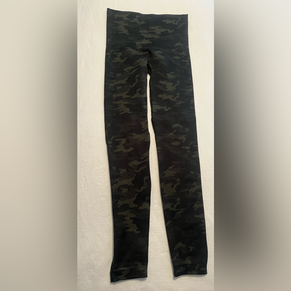 Spanx Camo leggings 🪖
Size M